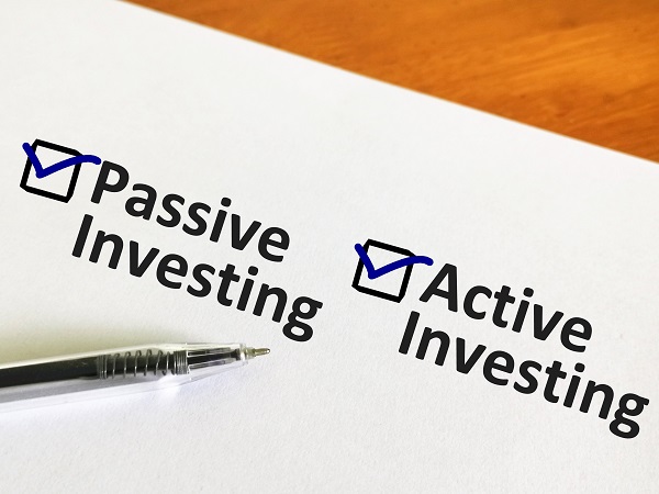 What is the difference between active and passive mutual funds?